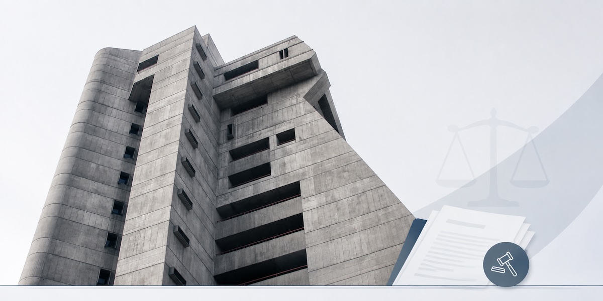 Edificio de la Contraloría General de la República de Costa Rica junto a documentos legales sobre apelaciones en contratación pública.